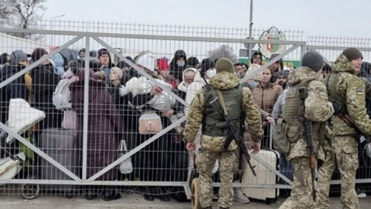 altText(Invasión rusa: más de 660 mil personas huyeron de Ucrania)}