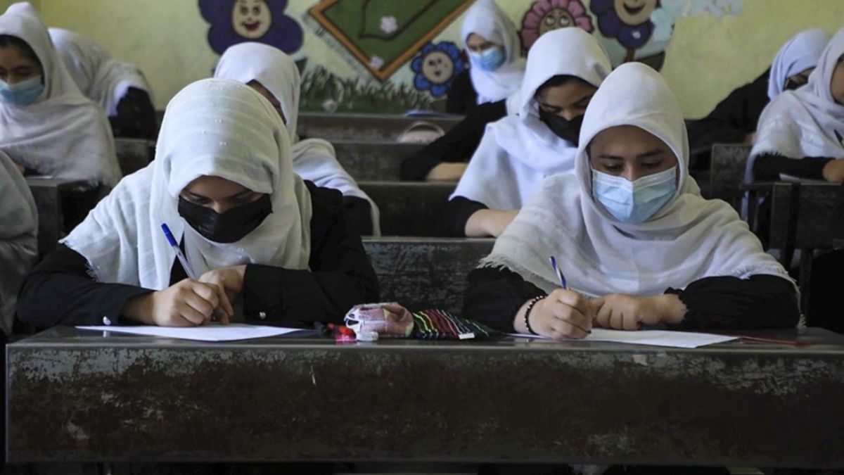 altText(Talibanes prometieron progresismo pero prohíben a adolescentes afganas estudiar)}