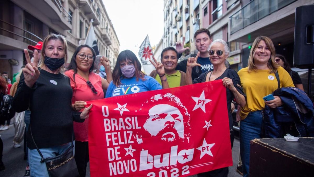 altText(El kirchnerismo y el PJ mostraron su apoyo al lanzamiento de Lula)}