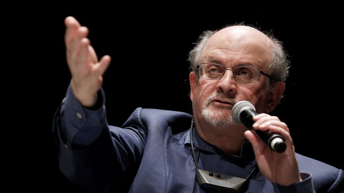 altText(Rushdie perdió un ojo y la movilidad de una mano tras el atentado)}