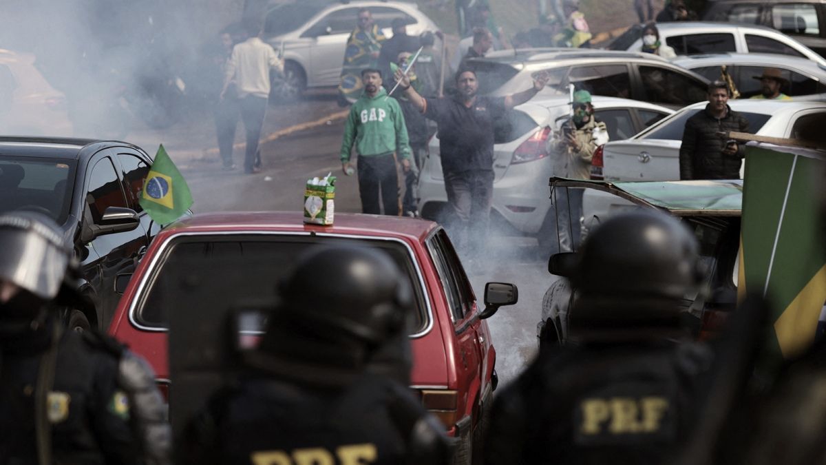 altText(Brasil: tras orden de la Justicia, gobernadores ordenan desalojar bloqueos de rutas)}
