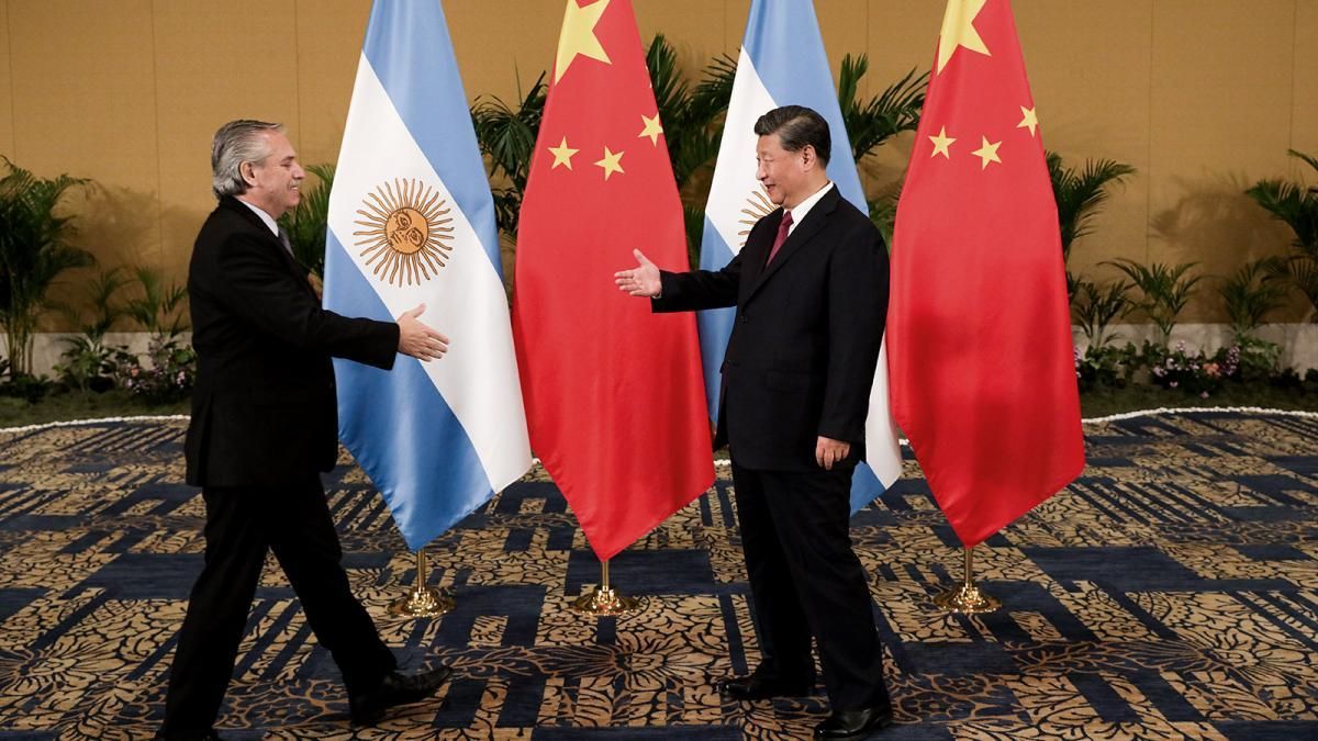 Agencia T�lam.
Los presidentes de Argentina y China a punto de estrecharse las manos como saludo.