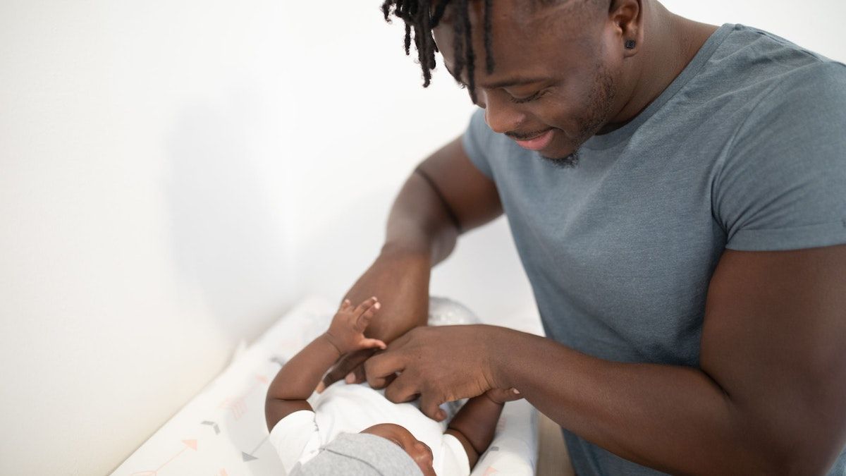 altText(La OMS recomienda el contacto piel con piel de bebés prematuros con sus padres)}