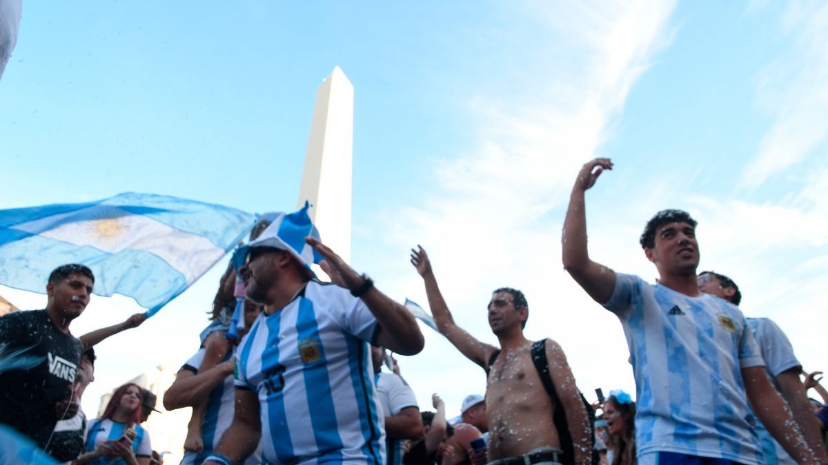 altText(Una multitud celebró en el Obelisco el triunfo de Argentina ante Australia)}