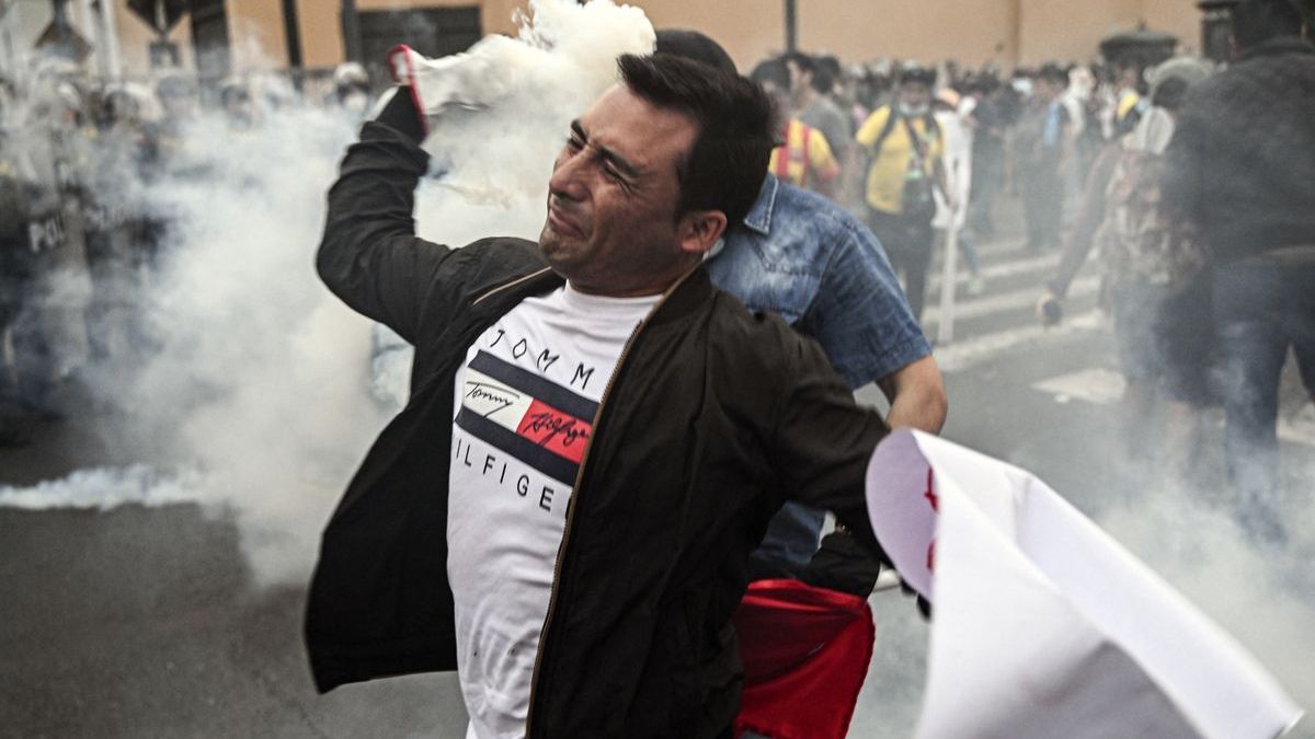 altText(Congreso de Perú cita a declarar a altos funcionarios por la muerte de manifestantes)}