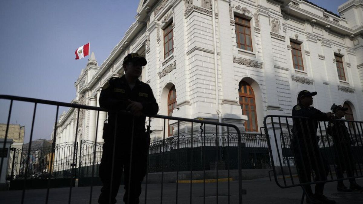 altText(México confirmó que la familia de Castillo está en su embajada en Lima )}