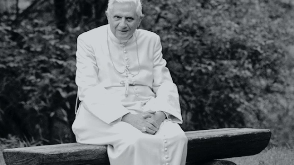 altText(A sus 95 años, murió el papa emérito Benedicto XVI)}