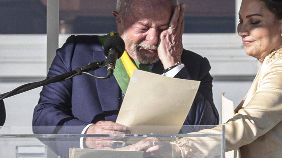 altText(Asunción de Lula: llanto por la desigualdad y promesa de gobernar para todos)}