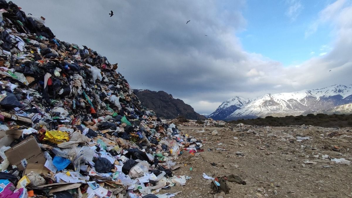altText(Vecines de Bariloche exigen el cierre definitivo de la Cordillera de la Basura)}