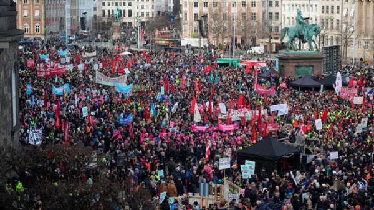 altText(El Gobierno danés quiso sacar un feriado y miles de personas salieron a protestar)}