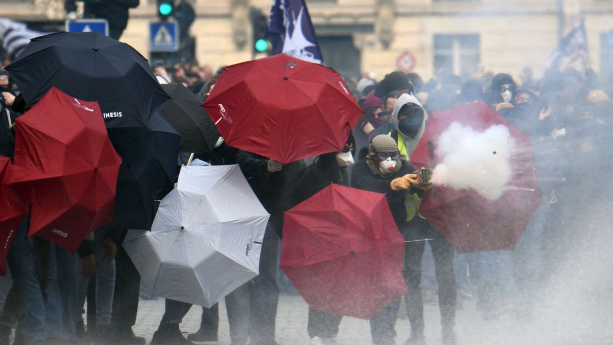 altText(Masivas protestas contra la reforma jubilatoria en Francia)}