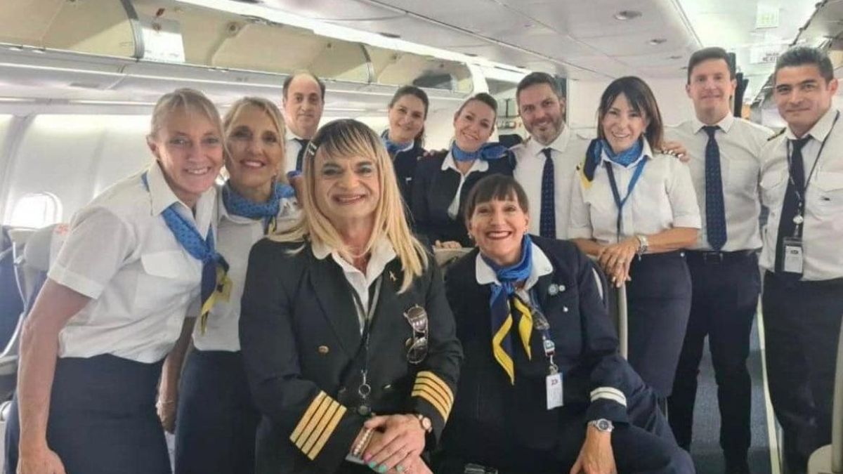 altText(Una nueva conquista: se sube la primera pilota trans a la aviación argentina)}