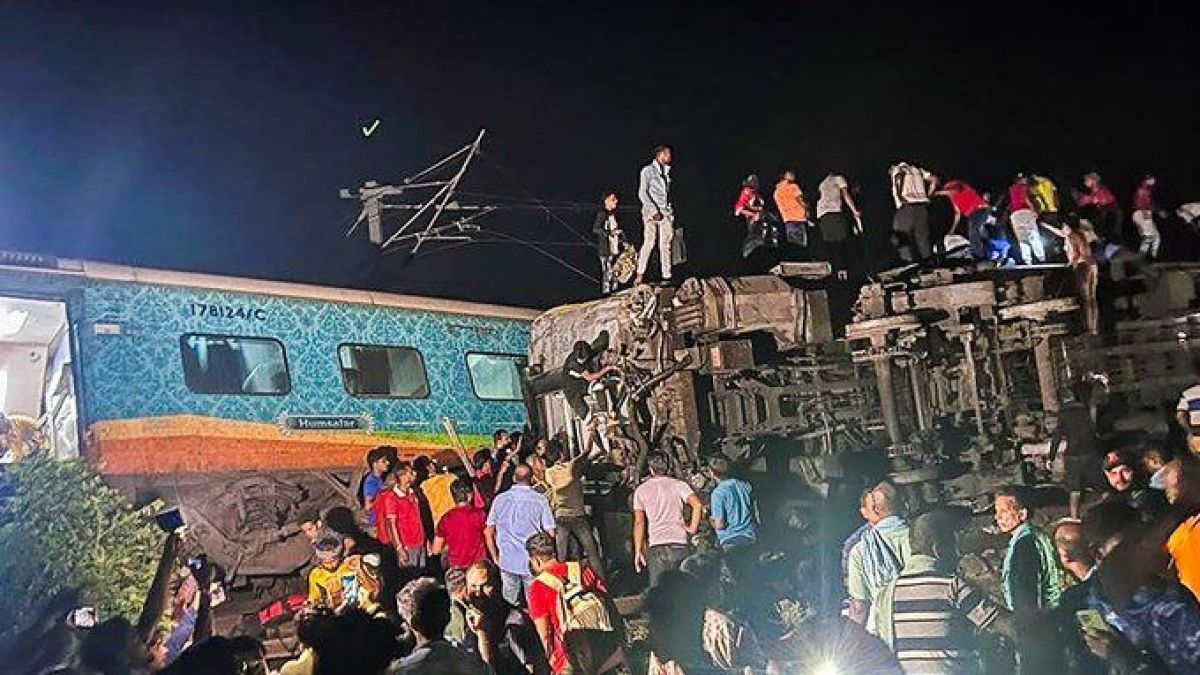 altText(Tragedia ferroviaria en la India: más de un centenar de muertos)}