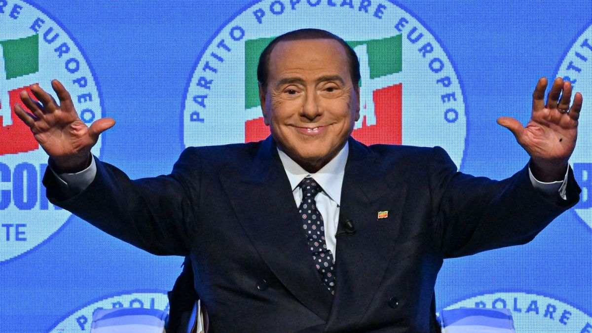 altText(Un recorrido por la carrera del fallecido Silvio Berlusconi, expremier italiano)}