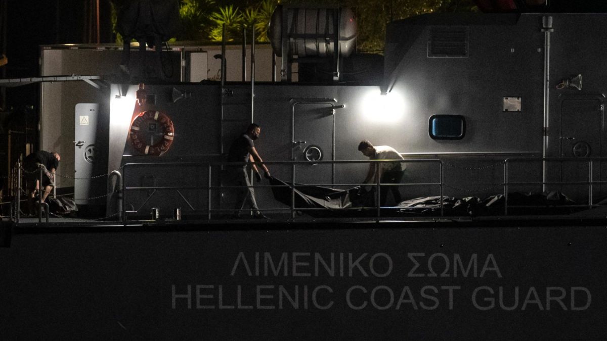 Varios hombres transportan bolsas con cad�veres desde un buque guardacostas a un cami�n frigor�fico en el puerto de Kalamata, Grecia, el 14 de junio de 2023, tras el naufragio de una embarcaci�n. Foto: Angelos Tzortzinis / AFP