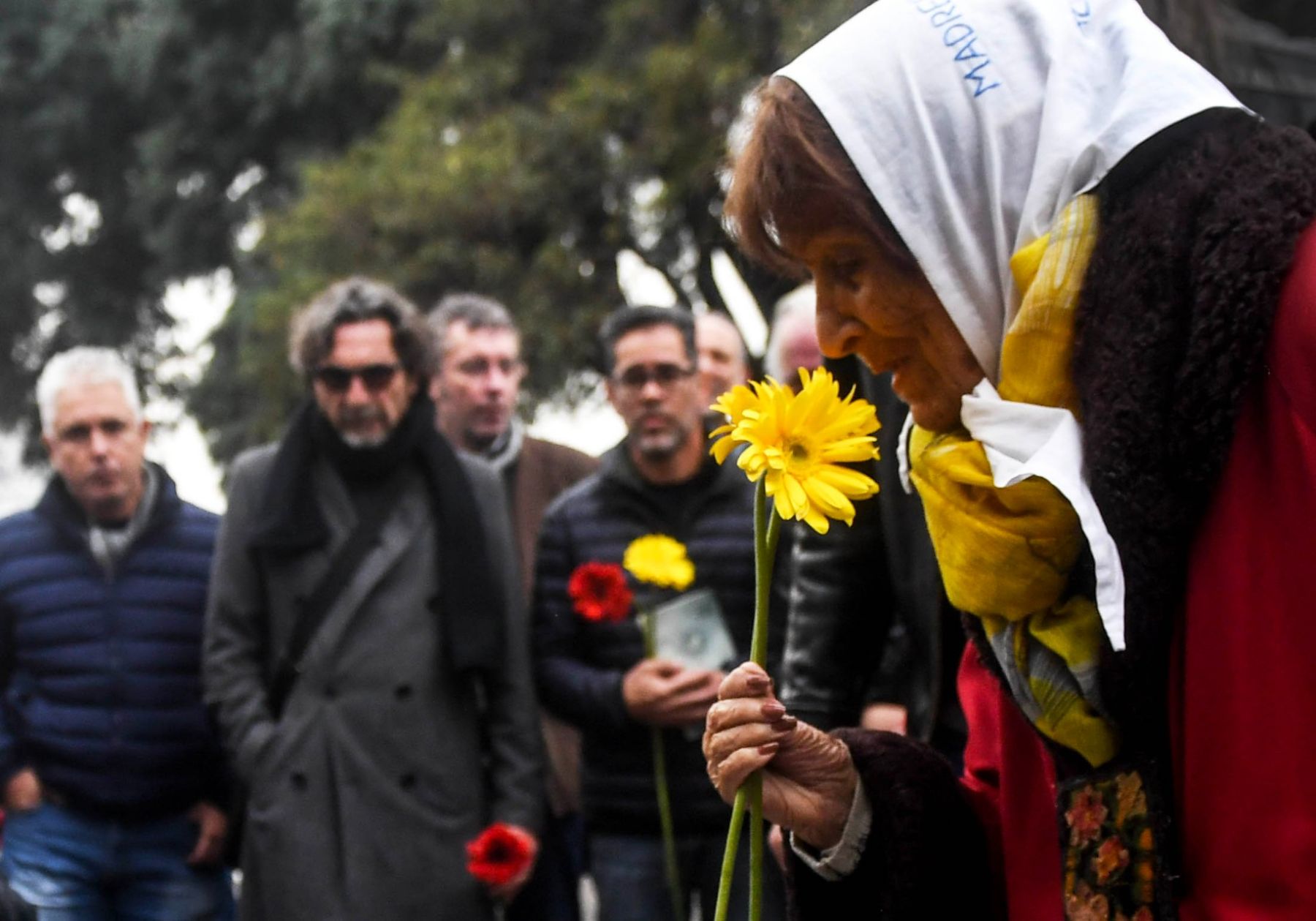 Taty Almeida deporita una flor en la ofrenda a las víctimas de los bombardeos a la Plaza de Mayo, hecho del que que se cumplen hoy 68 años.
Foto: Télam.