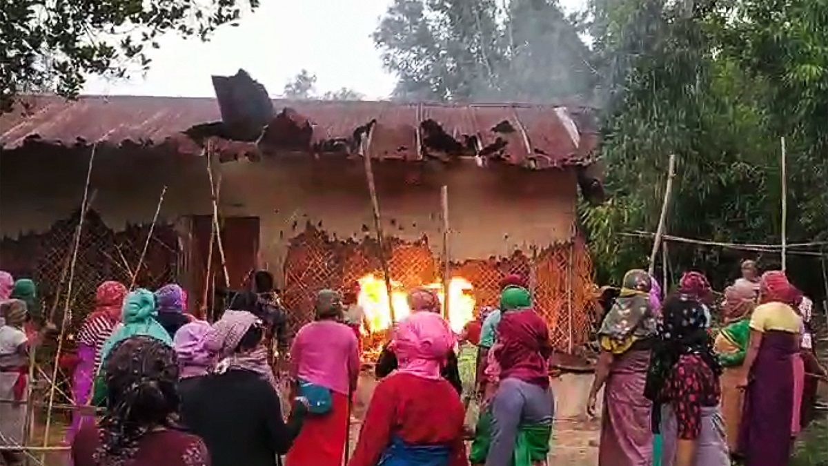 altText(India: incendiaron las casas de hombres que humillaron a dos mujeres)}