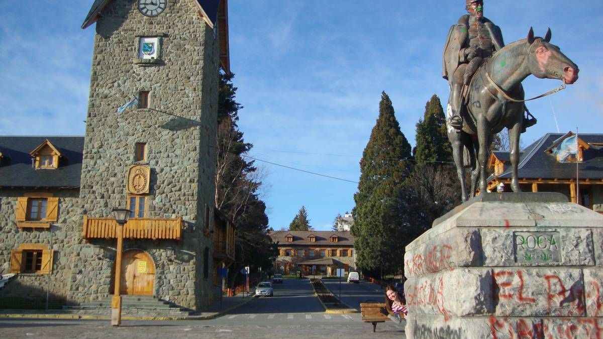 altText(Una cautelar prohibió mover la estatua de Roca en Bariloche)}