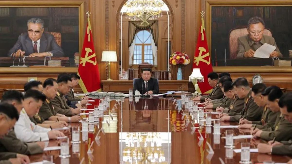 El l�der norcoreano, Kim Jong Un, dirige una reuni�n de la Comisi�n Militar Central en Pyongyang, Corea del Norte, el mi�rcoles.
Foto: KCNA/Handout/Reuters.
