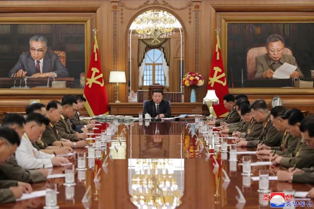 El líder norcoreano, Kim Jong Un, dirige una reunión de la Comisión Militar Central en Pyongyang, Corea del Norte, el miércoles.
Foto: KCNA/Handout/Reuters.