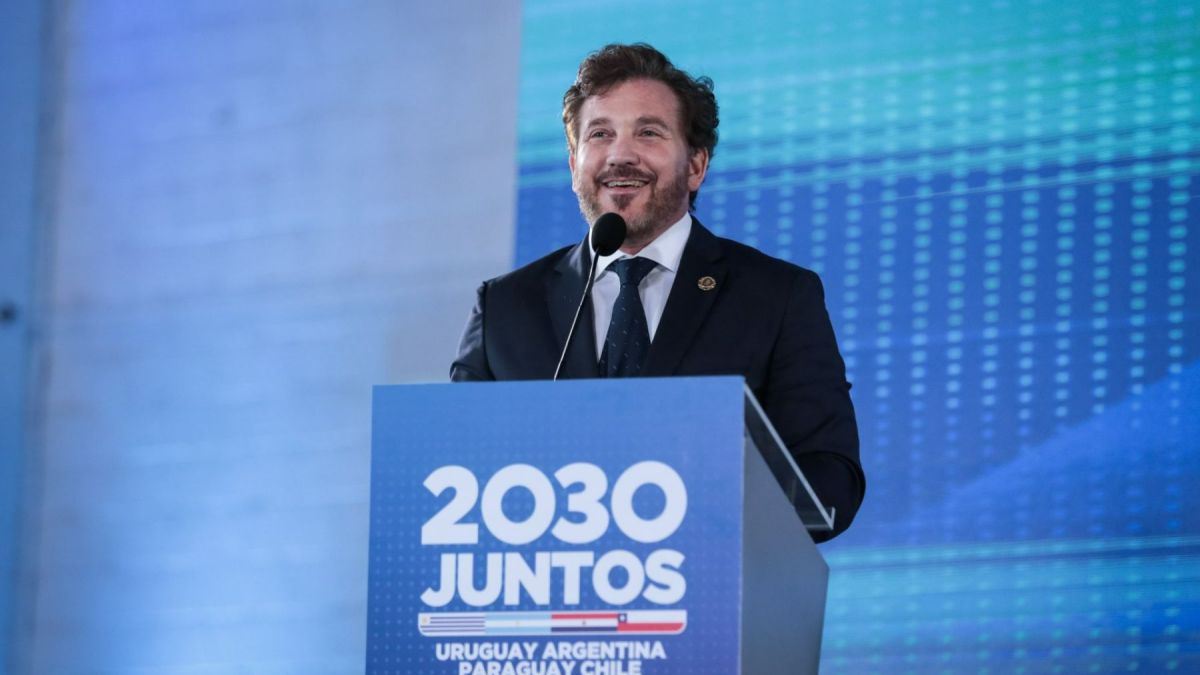 altText(Conmebol anuncia que Argentina, Uruguay y Paraguay inaugurarán el Mundial 2030)}