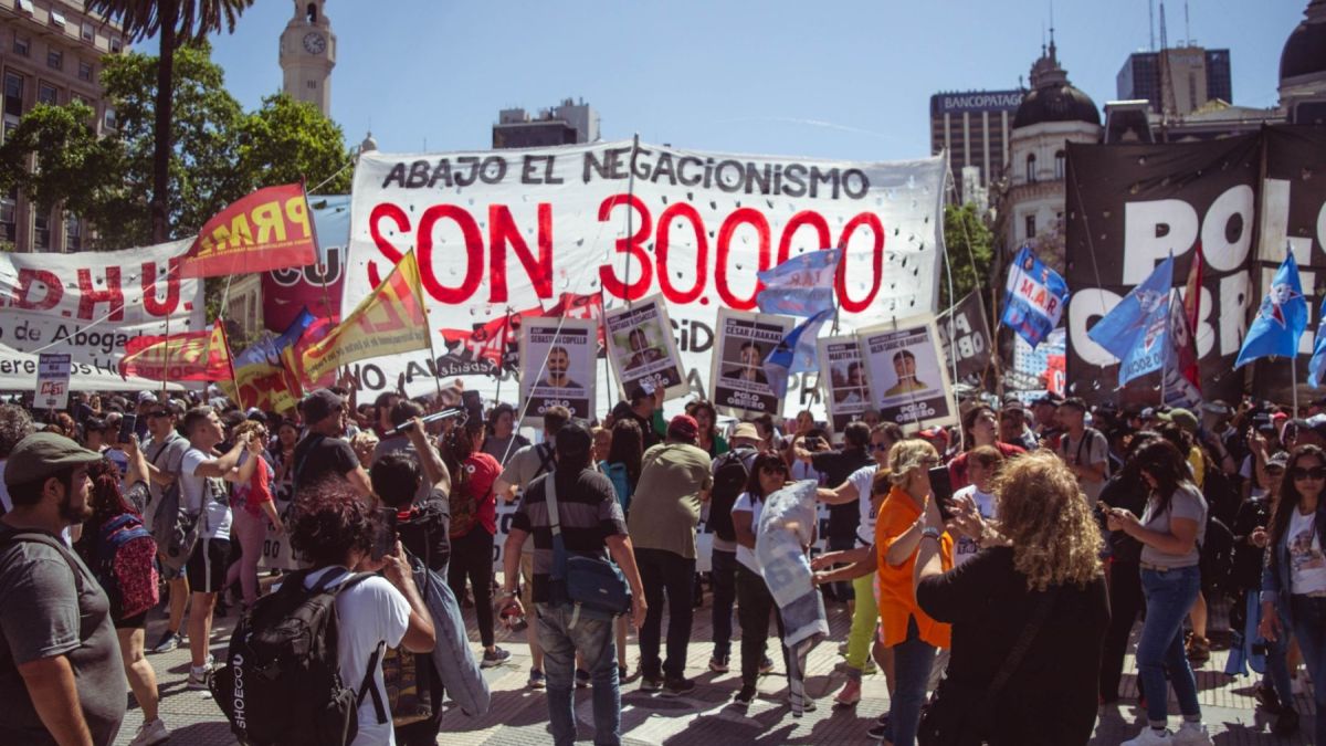 altText(El pueblo las abraza: miles de personas marcharon con las Madres de Plaza de Mayo)}