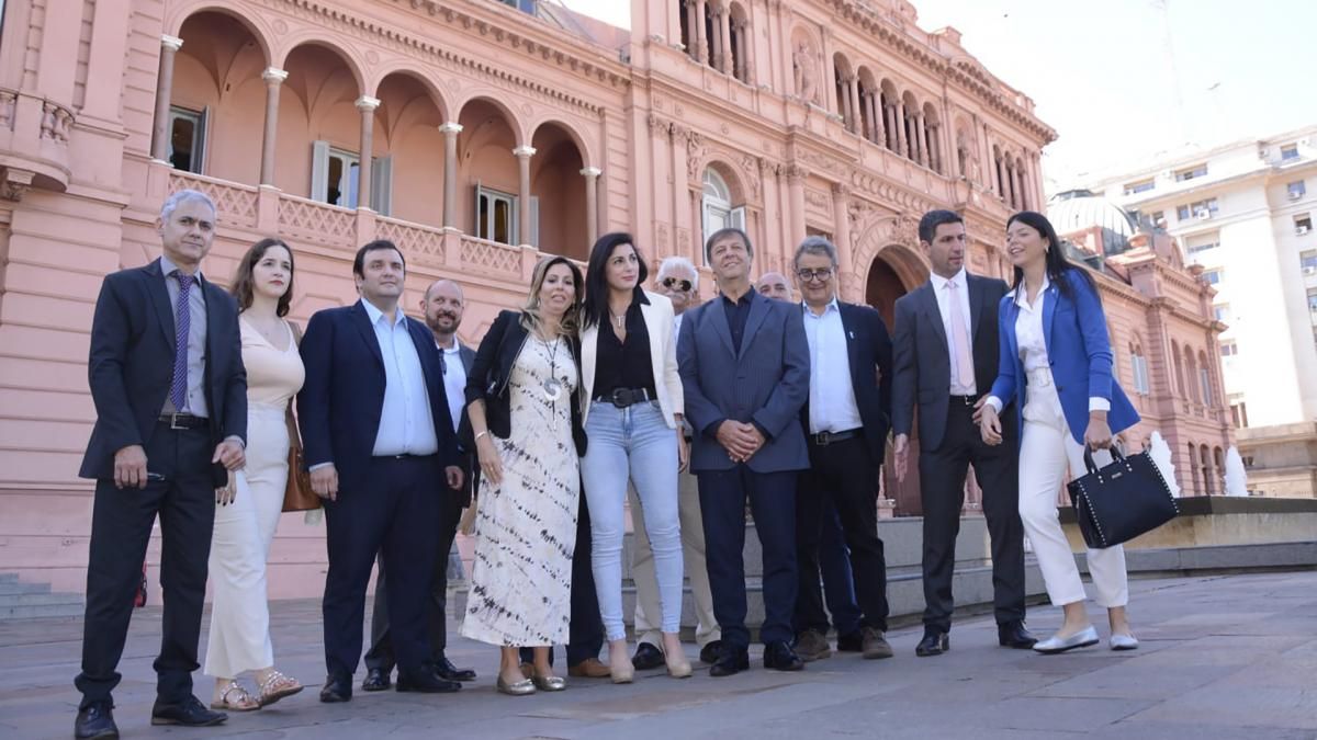 Los Legisladores de La Libertad Avanza al arribar a la Casa de Gobierno. / Foto: Prensa.
